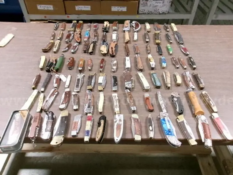 1 lot of Wooden/bone style Knives.