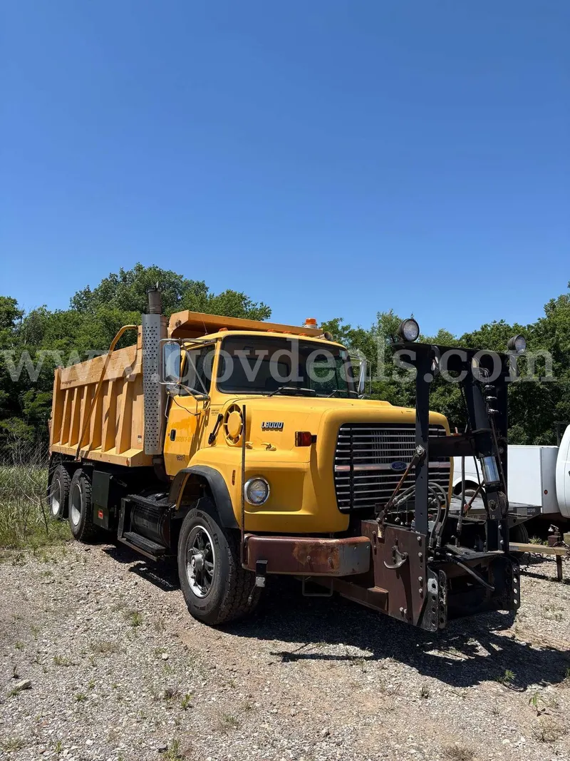 2005 Ford Model 9000 Tandem Dump Truck with Sand Spreader and Rollover Snowplow