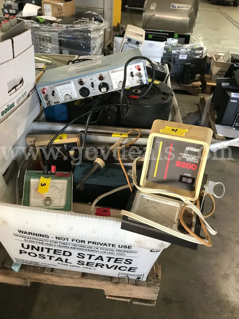 LOT OF ASSORTED ELECTRONICS ON ONE PALLET.